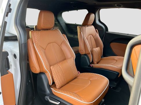 Certified 2024 Chrysler Pacifica Pinnacle image 31