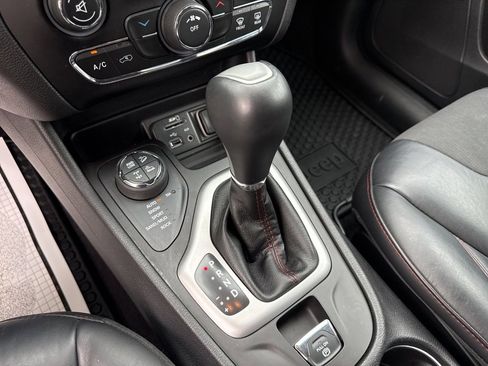 Used 2017 Jeep Cherokee Trailhawk image 34