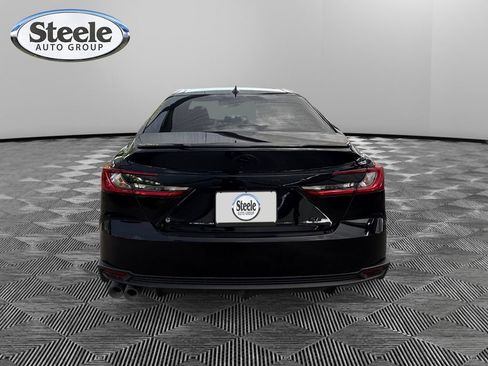 Used 2025 Toyota Camry SE w/ Convenience Package FWD image 4