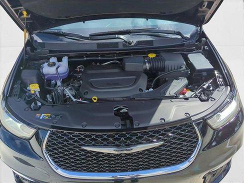 New 2025 Chrysler Pacifica Select AWD/4WD image 17