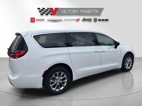 New 2026 Chrysler Pacifica Select image 5