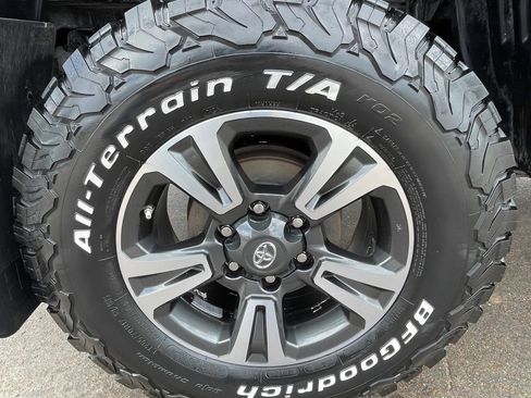 Used 2019 Toyota Tacoma TRD Sport w/ Technology Package AWD/4WD image 14