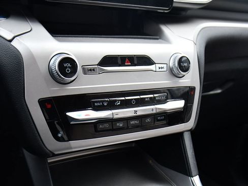 Used 2022 Ford Explorer XLT w/ Equipment Group 202A image 31