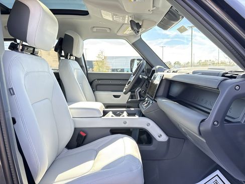 New 2026 Land Rover Defender 130 X-Dynamic SE image 17