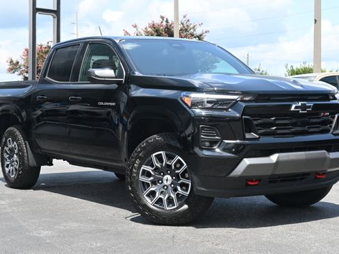 Used 2025 Chevrolet Colorado Z71 w/ Technology Package image 2