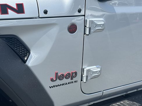 Used 2024 Jeep Wrangler Unlimited Rubicon w/ Convenience Group AWD/4WD image 15