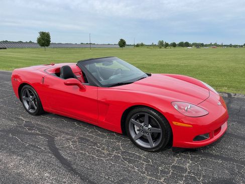 Used 2005 Chevrolet Corvette Convertible w/ Preferred Equipment Group RWD image 1