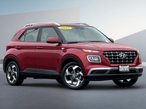 Used 2025 Hyundai Venue SEL image 2
