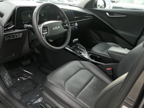 Used 2023 Kia Niro SX image 11