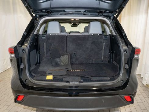 Used 2023 Toyota Highlander Bronze Edition image 6