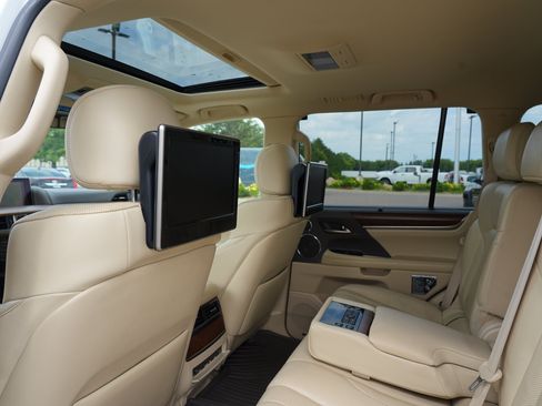 Used 2016 Lexus LX 570 4WD w/ Luxury Package image 19