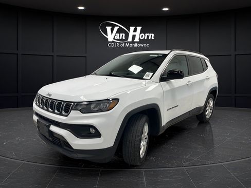 Used 2024 Jeep Compass Latitude w/ Sun and Sound Group AWD/4WD image 3