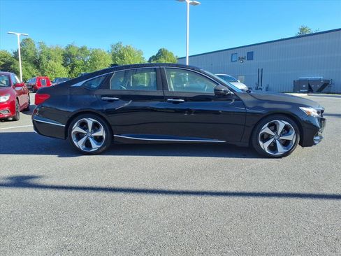 Used 2018 Honda Accord Touring image 3