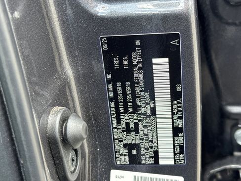 Used 2025 Toyota Highlander LE FWD image 24