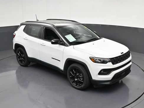 Used 2022 Jeep Compass Latitude FWD image 23