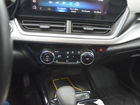 Used 2024 Chevrolet Trax ACTIV w/ Sunroof Package image 18