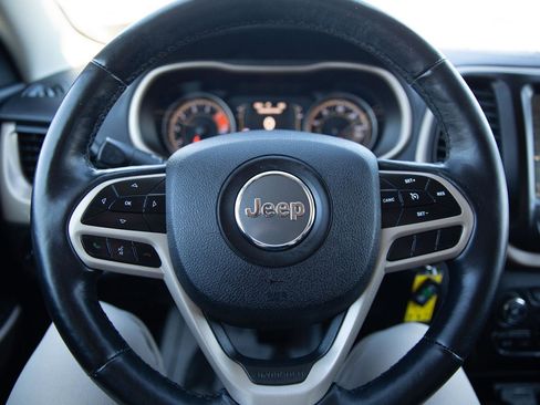 Used 2017 Jeep Cherokee Latitude w/ Cold Weather Group image 10