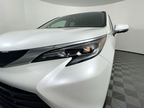 Used 2025 Toyota Sienna Platinum image 11