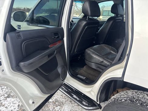 Used 2008 Cadillac Escalade Base AWD 4dr SUV image 19