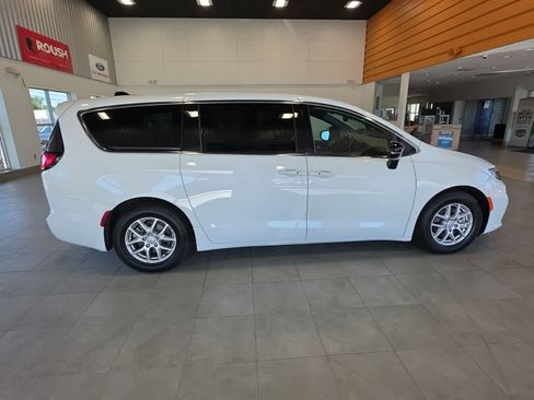 Used 2026 Chrysler Pacifica Select FWD image 6