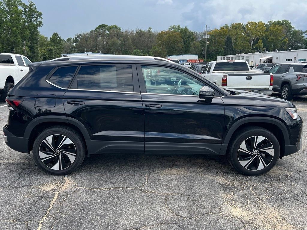 Used 2025 Volkswagen Taos SE AWD/4WD image 2