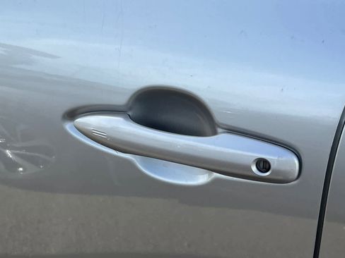 Used 2022 Toyota Venza Limited image 7