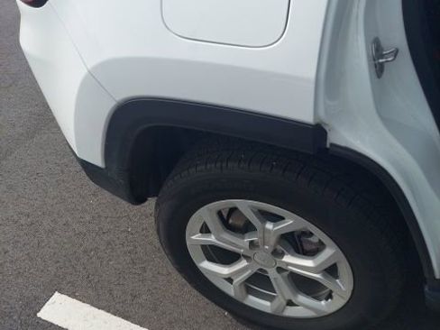 Used 2024 Jeep Compass Latitude image 15