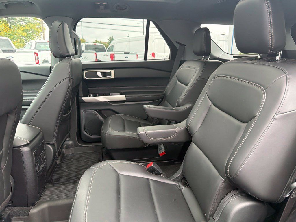 Used 2023 Ford Explorer XLT w/ Equipment Group 202A AWD/4WD image 10