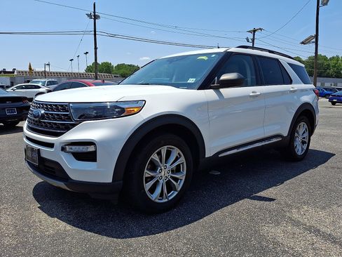 Certified 2023 Ford Explorer XLT w/ Equipment Group 202A AWD/4WD image 3