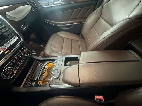 Used 2016 Mercedes-Benz GL 550 SUV image 41