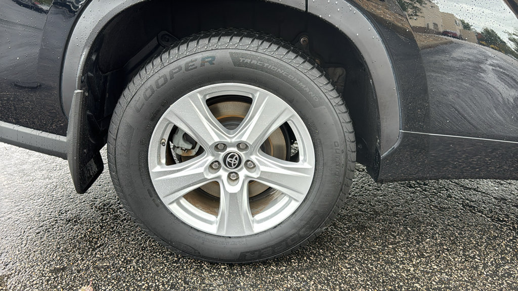 Used 2022 Toyota Highlander LE AWD/4WD image 8