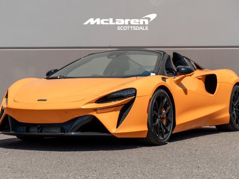 Used 2025 McLaren Artura Spider RWD image 3