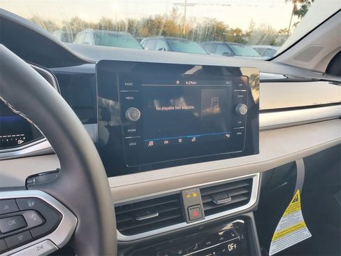 Certified 2025 Volkswagen Taos SE w/ Panoramic Sunroof Package image 14