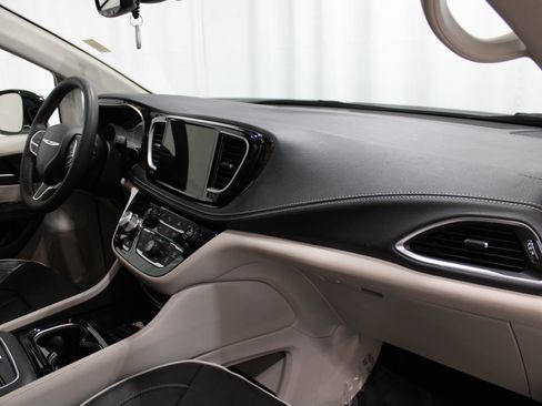 Used 2023 Chrysler Pacifica Limited FWD image 28