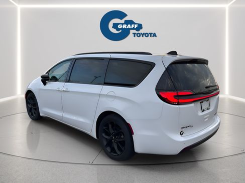 Used 2025 Chrysler Pacifica Limited FWD image 3