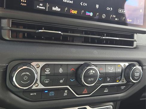 Used 2025 Jeep Wrangler Unlimited Sahara image 26