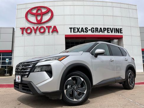 Used 2025 Nissan Rogue SV image 2