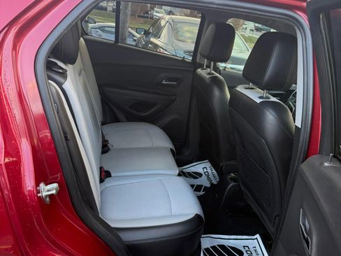 Used 2020 Chevrolet Trax LT w/ Sun & Sound Package image 12