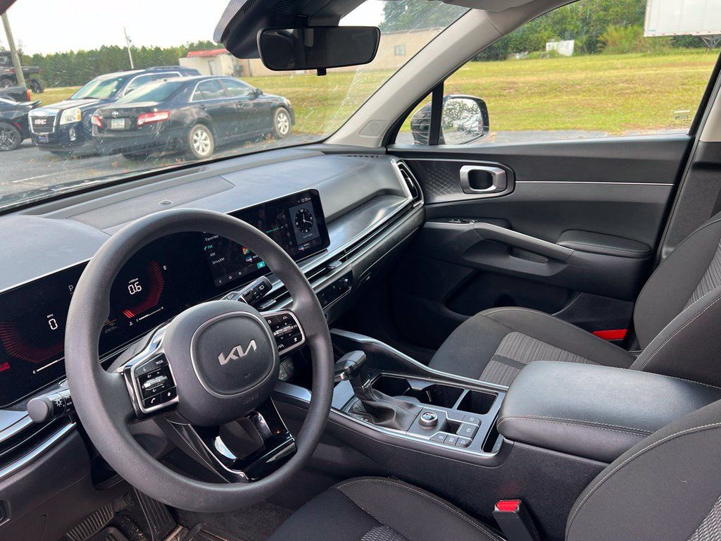 Used 2025 Kia Sorento LX FWD image 9