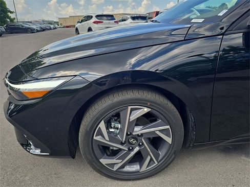 New 2025 Hyundai Elantra SEL image 10