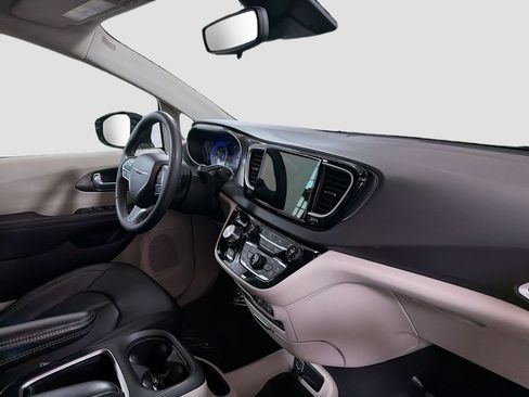 Used 2024 Chrysler Pacifica Touring-L FWD image 30