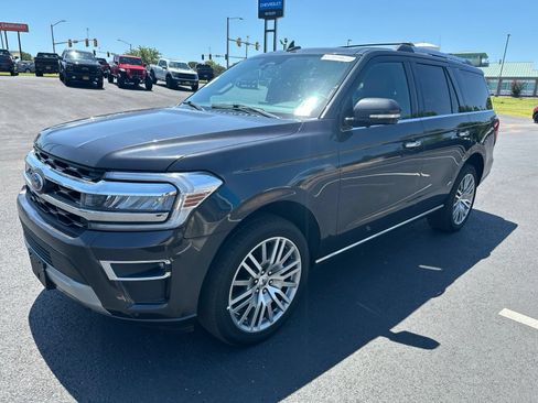 Used 2024 Ford Expedition Limited AWD/4WD image 2