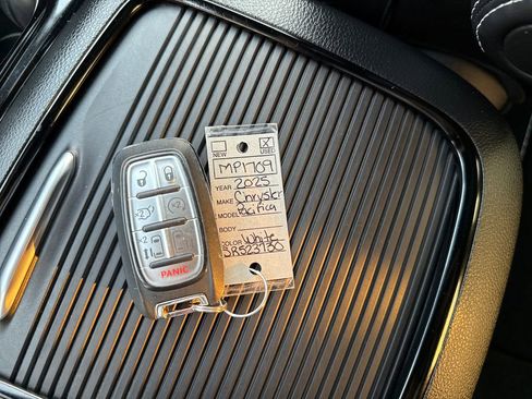Used 2025 Chrysler Pacifica Limited FWD image 47