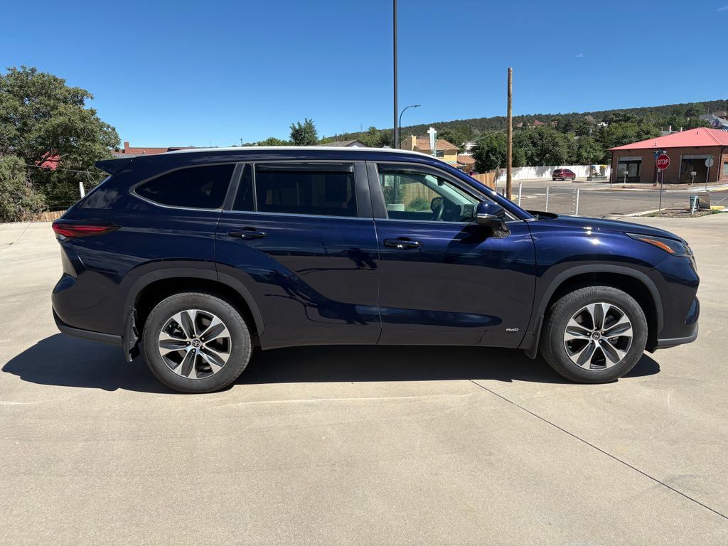 Used 2025 Toyota Highlander XLE AWD/4WD image 4