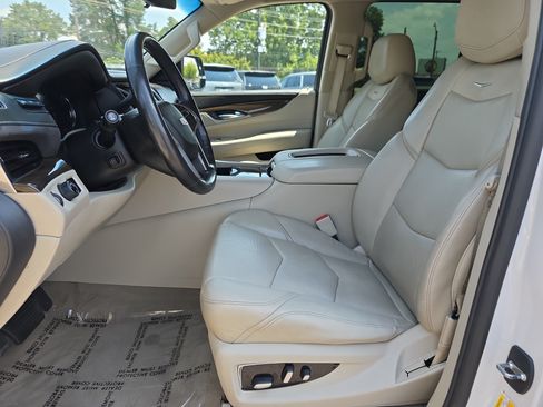 Used 2020 Cadillac Escalade Luxury RWD image 10