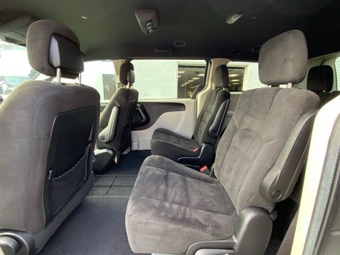 Used 2017 Dodge Grand Caravan SE FWD image 11