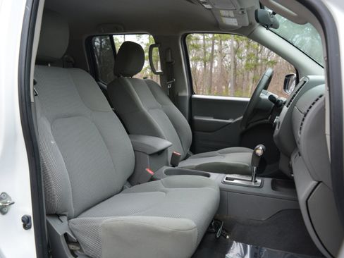 Used 2018 Nissan Frontier SV image 17