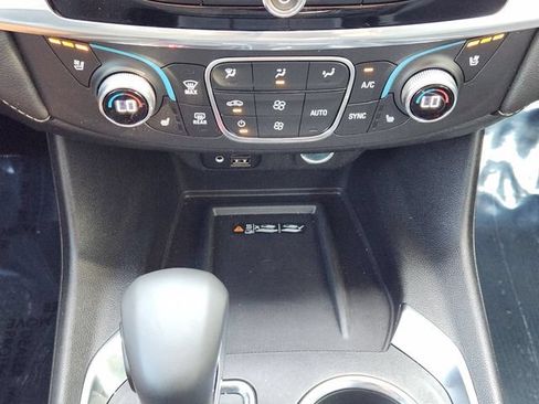 Used 2023 Chevrolet Traverse Premier FWD image 21