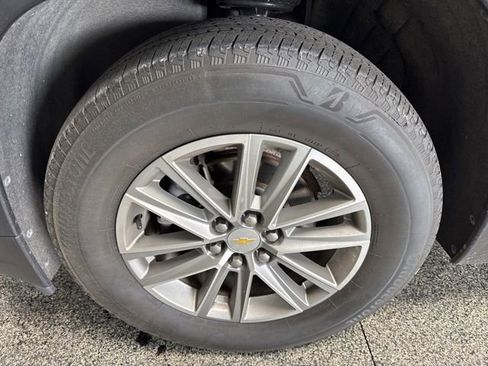Used 2023 Chevrolet Traverse LT FWD image 3