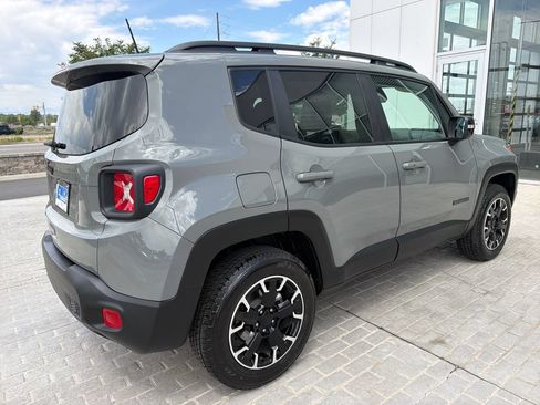 Used 2023 Jeep Renegade Latitude AWD/4WD image 5